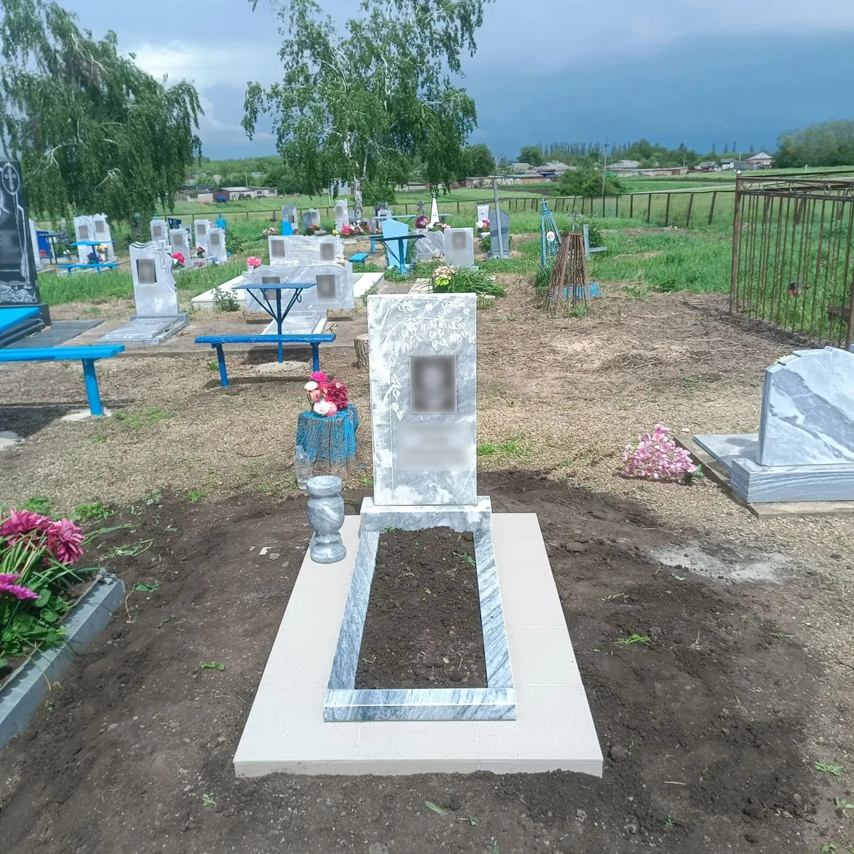 Памятник с цветником и каменной засыпкой