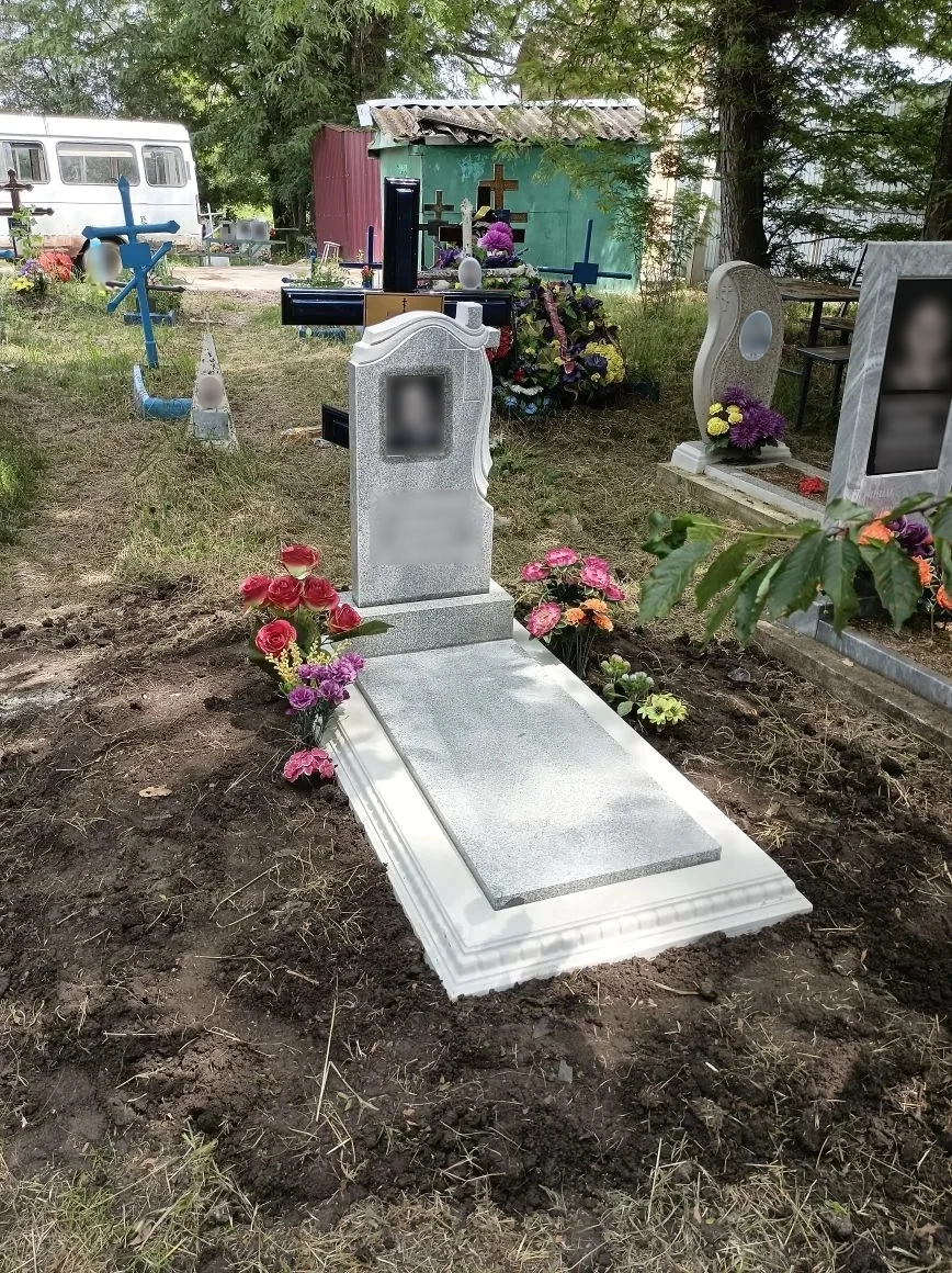 Памятник с надгробной плитой на ступенчатом основании