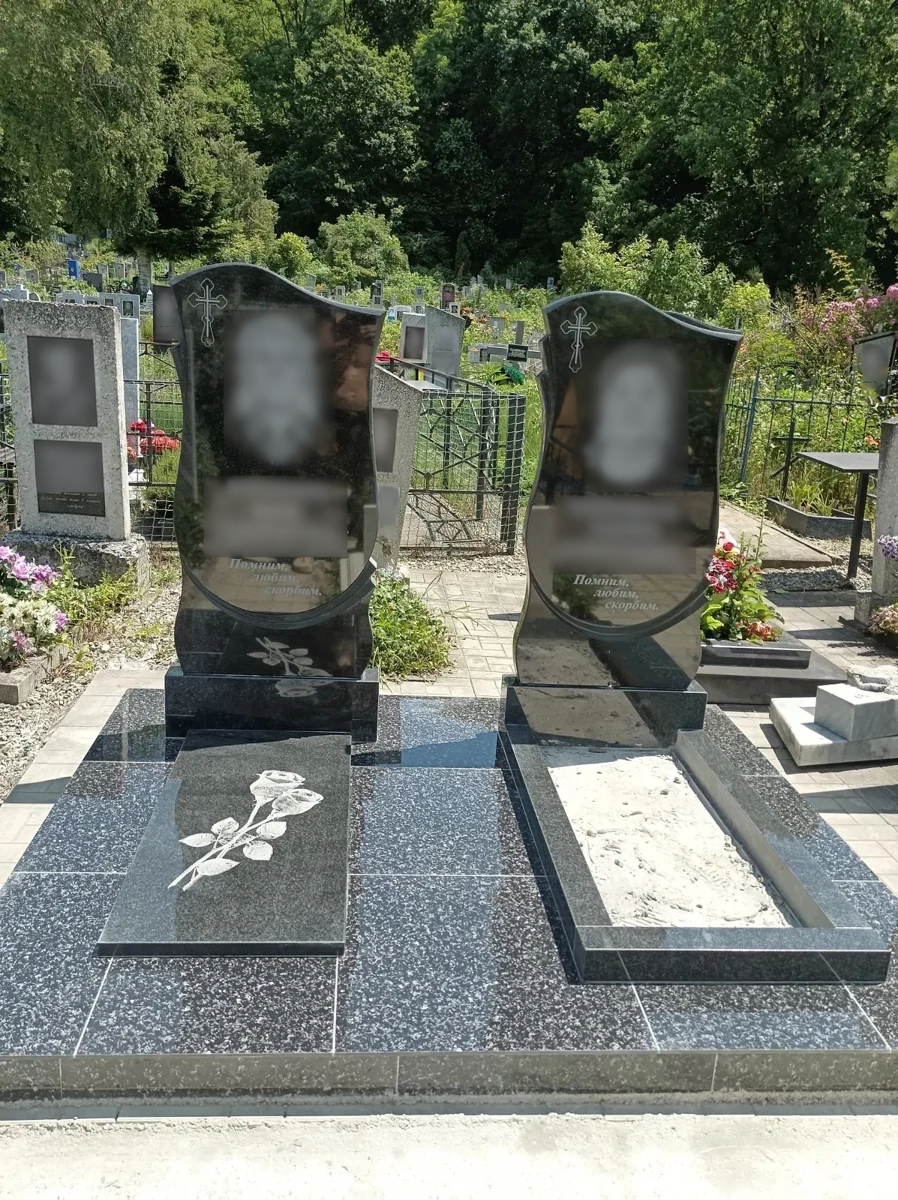 Два памятника на общей установочной площадке
