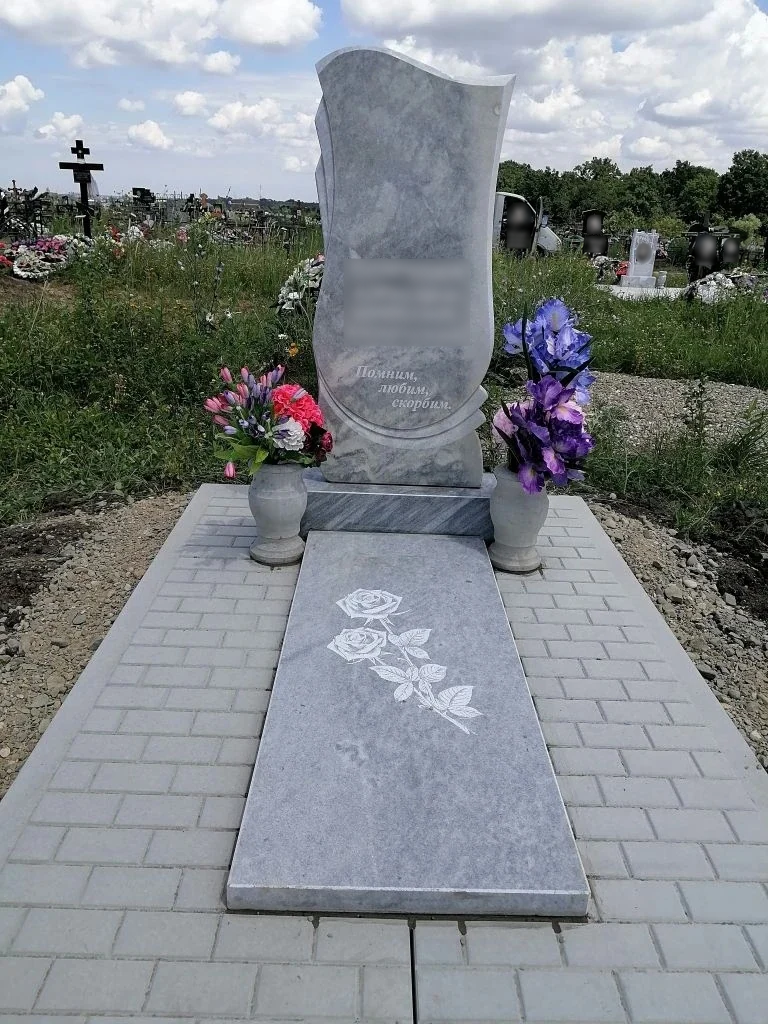 Памятник с гравированной надгробной плитой