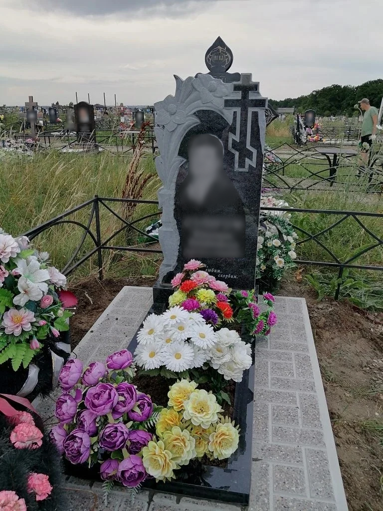 Фигурный памятник с крестом и цветником